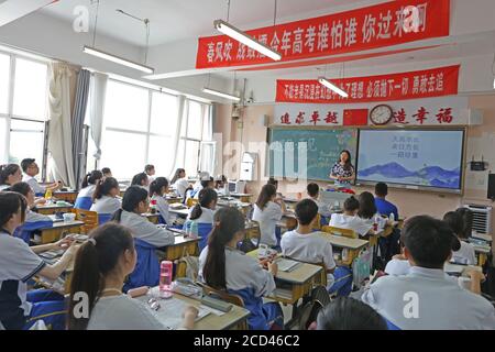 Eine Gruppe von älteren Studenten nehmen ihre letzte Lektion vor der College-Aufnahmeprüfung, die auch als Gaokao bekannt ist, um ihre Schüler erinnern l Stockfoto