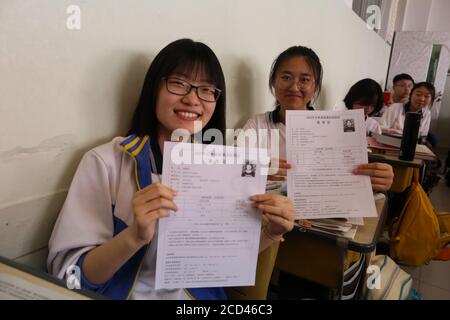 Eine Gruppe von älteren Studenten nehmen ihre letzte Lektion vor der College-Aufnahmeprüfung, die auch als Gaokao bekannt ist, um ihre Schüler erinnern l Stockfoto