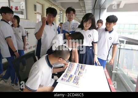 Eine Gruppe von älteren Studenten nehmen ihre letzte Lektion vor der College-Aufnahmeprüfung, die auch als Gaokao bekannt ist, um ihre Schüler erinnern l Stockfoto