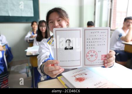 Eine Gruppe von älteren Studenten nehmen ihre letzte Lektion vor der College-Aufnahmeprüfung, die auch als Gaokao bekannt ist, um ihre Schüler erinnern l Stockfoto