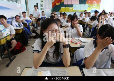 Eine Gruppe von älteren Studenten nehmen ihre letzte Lektion vor der College-Aufnahmeprüfung, die auch als Gaokao bekannt ist, um ihre Schüler erinnern l Stockfoto