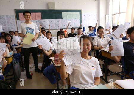 Eine Gruppe von älteren Studenten nehmen ihre letzte Lektion vor der College-Aufnahmeprüfung, die auch als Gaokao bekannt ist, um ihre Schüler erinnern l Stockfoto