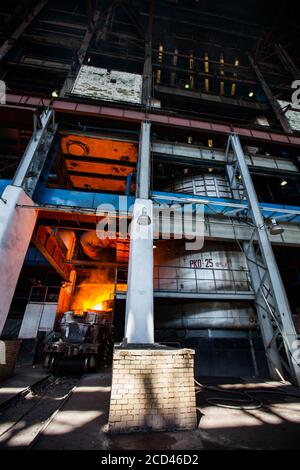 Metallurgie Fabrik Werkstatt. Lichtbogenofen. Panoramaansicht, vertikal. Kasachstan, Taraz Stadt Metallurgische Anlage. Stockfoto