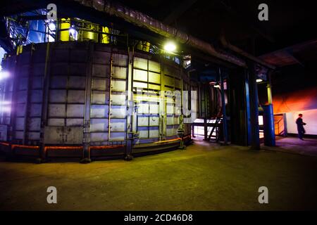 Taraz Stadt, Kasachstan. Metallurgische Anlage. Metallurgie Fabrik Werkstatt. Lichtbogenofen. Metallurge in Hardhat auf dem Hintergrund verschwommen. Stockfoto