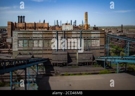 Alte verlassene Metallurgie Fabrikgebäude und Kamine am sommerblauen Himmel. Vogelperspektive und Tilt-Shift. Panorama-Ansicht. Taraz Stadt. Stockfoto