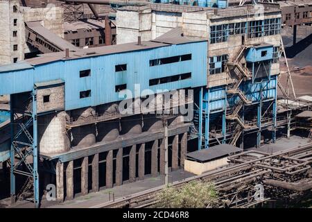 Alte sowjetische ungenutzte verlassene blaue Metallurgie Fabrikgebäude. Taraz Stadt. Stockfoto