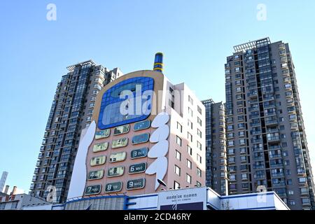 Luftaufnahme des 11-stöckigen 'Handy-Gebäudes' im Stil eines großen Bruders, das war Erbaut in den 1990er Jahren als Einkaufszentrum mit mobilen Telefone und Mob Stockfoto