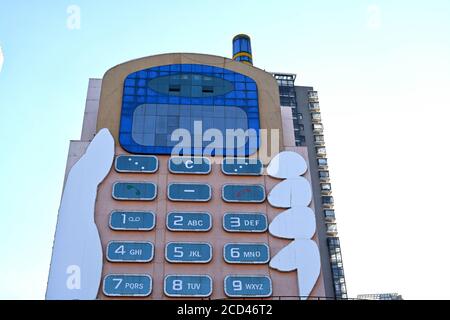 Luftaufnahme des 11-stöckigen 'Handy-Gebäudes' im Stil eines großen Bruders, das war Erbaut in den 1990er Jahren als Einkaufszentrum mit mobilen Telefone und Mob Stockfoto