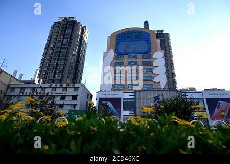 Luftaufnahme des 11-stöckigen 'Handy-Gebäudes' im Stil eines großen Bruders, das war Erbaut in den 1990er Jahren als Einkaufszentrum mit mobilen Telefone und Mob Stockfoto