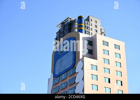 Luftaufnahme des 11-stöckigen 'Handy-Gebäudes' im Stil eines großen Bruders, das war Erbaut in den 1990er Jahren als Einkaufszentrum mit mobilen Telefone und Mob Stockfoto