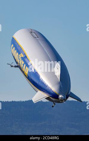 Friedrichshafen, Deutschland. August 2020. Zeppelin 'Goodyear' am Flughafen Groundsee. Friedrichshafen, 21. August 2020 Quelle: dpa/Alamy Live News Stockfoto