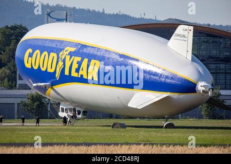 Friedrichshafen, Deutschland. August 2020. Zeppelin 'Goodyear' am Flughafen Groundsee. Friedrichshafen, 21. August 2020 Quelle: dpa/Alamy Live News Stockfoto