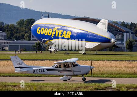 Friedrichshafen, Deutschland. August 2020. Zeppelin 'Goodyear' am Flughafen Groundsee. Friedrichshafen, 21. August 2020 Quelle: dpa/Alamy Live News Stockfoto