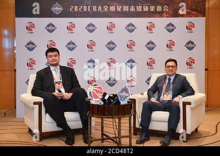 --FILE--Chinese Basketball Executive und ehemaliger Profi-Spieler Yao Ming, links, und ehemaliger CEO der chinesischen Basketball Association (CBA) Wang Dawei, Stockfoto