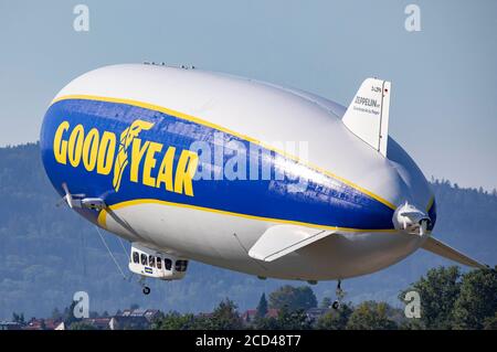 Friedrichshafen, Deutschland. August 2020. Zeppelin 'Goodyear' am Flughafen Groundsee. Friedrichshafen, 21. August 2020 Quelle: dpa/Alamy Live News Stockfoto