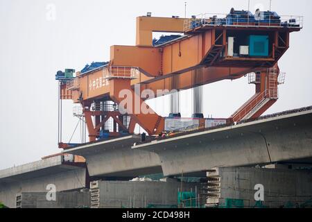 Peking, China. August 2020. Der letzte Kastenträger der großen Brücke des Wenyu-Flusses wird für die Hochgeschwindigkeitsstrecke Peking-Shenyang in Peking, der Hauptstadt Chinas, am 26. August 2020 installiert. Alle Kastenträger wurden für Abschnitte der Hochgeschwindigkeitsstrecke Peking-Shenyang aufgestellt, die noch nicht in Betrieb genommen wurden. Quelle: Xing Guangli/Xinhua/Alamy Live News Stockfoto