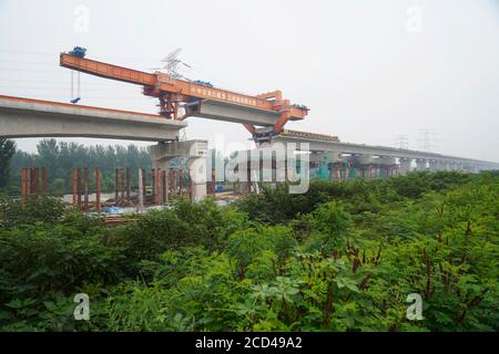 Peking, China. August 2020. Der letzte Kastenträger der großen Brücke des Wenyu-Flusses wird für die Hochgeschwindigkeitsstrecke Peking-Shenyang in Peking, der Hauptstadt Chinas, am 26. August 2020 installiert. Alle Kastenträger wurden für Abschnitte der Hochgeschwindigkeitsstrecke Peking-Shenyang aufgestellt, die noch nicht in Betrieb genommen wurden. Quelle: Xing Guangli/Xinhua/Alamy Live News Stockfoto