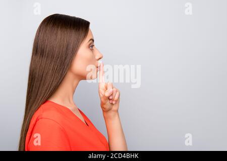 Close-up Profil Seitenansicht Porträt von ihr sie schön attraktiv Schöne ruhige leise geradhaarige Mädchen zeigt shh Zeichen isoliert über Hellgrau Stockfoto