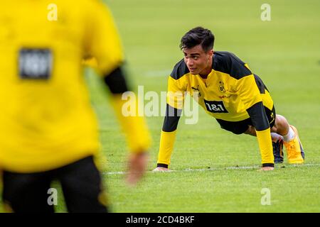 Dortmund, Deutschland. August 2020. Fußball: Bundesliga, Training von Borussia Dortmund auf dem Trainingsgelände. Jesus Reinier macht Liegestütze. (Zur dpa 'der nächste Hochflieger: Reinier hofft, beim BVB durchbrechen zu können') Quelle: David Inderlied/dpa - WICHTIGER HINWEIS: Gemäß den Bestimmungen der DFL Deutsche Fußball Liga und des DFB Deutscher Fußball-Bund ist es untersagt, im Stadion und/oder aus dem Spiel aufgenommene Aufnahmen in Form von Sequenzbildern und/oder videoähnlichen Fotoserien zu nutzen oder auszunutzen./dpa/Alamy Live News Stockfoto