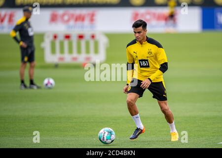 Dortmund, Deutschland. August 2020. Fußball: Bundesliga, Training von Borussia Dortmund auf dem Trainingsgelände. Jesus Reinier läuft mit dem Ball. (Zur dpa 'der nächste Hochflieger: Reinier hofft, beim BVB durchbrechen zu können') Quelle: David Inderlied/dpa - WICHTIGER HINWEIS: Gemäß den Bestimmungen der DFL Deutsche Fußball Liga und des DFB Deutscher Fußball-Bund ist es untersagt, im Stadion und/oder aus dem Spiel aufgenommene Aufnahmen in Form von Sequenzbildern und/oder videoähnlichen Fotoserien zu nutzen oder auszunutzen./dpa/Alamy Live News Stockfoto