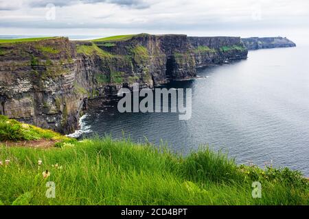 Südansicht der Klippen in Richtung Moher Fort Site Telegraph Station. Co Clare, Irland Stockfoto