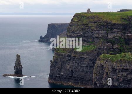 Blick vom Süden auf O'Brien's Tower und den Branaunmore Rock. Co Clare, Irland Stockfoto