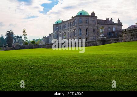 ENNISKERRY, CO. WICKLOW, IRLAND - Mai 2016: Blick vom Powerscourt-Garten auf die Hotelvilla. Stockfoto