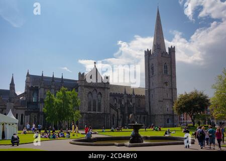 DUBLIN, IRLAND - Mai 2016: Außenansicht der St. Patrick's Cathedral in Dublin. Stockfoto