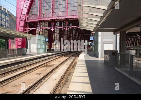 Antwerpen, Belgien, 16. August 2020, der Bahnsteig vor dem Zug Stockfoto