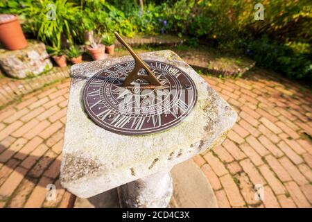 Eine Sonnenuhr in einem der "Gartenräume" im Hidcot Manor, Gloucestershire, England Stockfoto