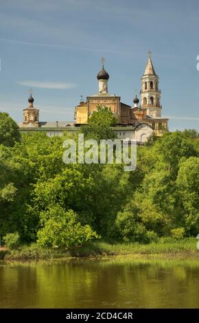 Kirche des Eintritts des Herrn in Jerusalem und Kirche der Darstellung der Allerheiligsten Theotokos im Tempel im Kloster St. Boris und Gleb (Nowotorschski B Stockfoto