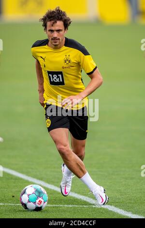 Dortmund, Deutschland. August 2020. Fußball: Bundesliga, Training von Borussia Dortmund auf dem Trainingsgelände. Thomas Delaney läuft mit dem Ball auf dem Fuß. Kredit: David Inderlied/dpa - WICHTIGER HINWEIS: Gemäß den Bestimmungen der DFL Deutsche Fußball Liga und des DFB Deutscher Fußball-Bund ist es untersagt, im Stadion und/oder aus dem Spiel aufgenommene Aufnahmen in Form von Sequenzbildern und/oder videoähnlichen Fotoserien zu nutzen oder auszunutzen./dpa/Alamy Live News Stockfoto