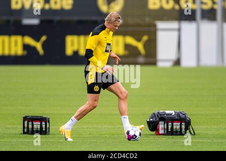 Dortmund, Deutschland. August 2020. Fußball: Bundesliga, Training von Borussia Dortmund auf dem Trainingsgelände. Erling Braut Haaland läuft mit dem Ball auf dem Fuß. Kredit: David Inderlied/dpa - WICHTIGER HINWEIS: Gemäß den Bestimmungen der DFL Deutsche Fußball Liga und des DFB Deutscher Fußball-Bund ist es untersagt, im Stadion und/oder aus dem Spiel aufgenommene Aufnahmen in Form von Sequenzbildern und/oder videoähnlichen Fotoserien zu nutzen oder auszunutzen./dpa/Alamy Live News Stockfoto