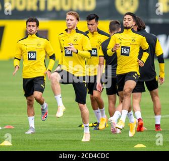 Dortmund, Deutschland. August 2020. Fußball: Bundesliga, Training von Borussia Dortmund auf dem Trainingsgelände. Mateu Morey (l-r), Marco Reus, Jesus Reinier und Immanuel Pherai wärmen sich auf. Kredit: David Inderlied/dpa - WICHTIGER HINWEIS: Gemäß den Bestimmungen der DFL Deutsche Fußball Liga und des DFB Deutscher Fußball-Bund ist es untersagt, im Stadion und/oder aus dem Spiel aufgenommene Aufnahmen in Form von Sequenzbildern und/oder videoähnlichen Fotoserien zu nutzen oder auszunutzen./dpa/Alamy Live News Stockfoto