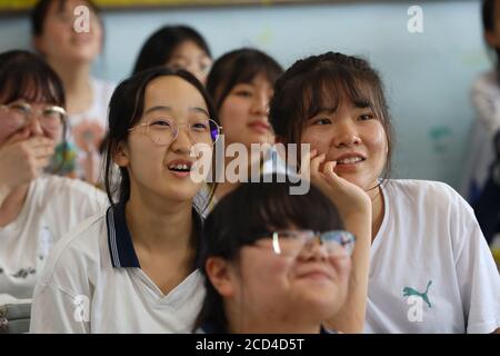 Eine Gruppe von älteren Studenten nehmen ihre letzte Lektion vor der College-Aufnahmeprüfung, die auch als Gaokao bekannt ist, um ihre Schüler erinnern l Stockfoto