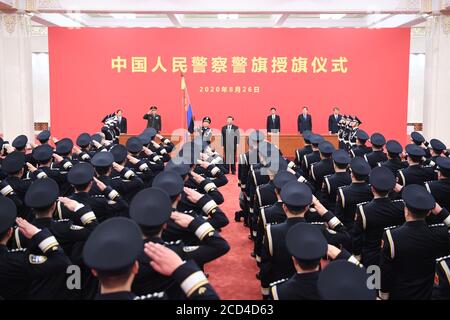 Peking, China. August 2020. Der chinesische Präsident Xi Jinping, auch Generalsekretär des Zentralkomitees der Kommunistischen Partei Chinas und Vorsitzender der Zentralen Militärkommission, überreicht Chinas Polizeistreitkräfte die Polizeiflagge und spricht an die Zeremonie in der Großen Halle des Volkes in Peking, der Hauptstadt Chinas, am 26. August 2020. Quelle: Zhang Ling/Xinhua/Alamy Live News Stockfoto