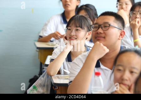 Eine Gruppe von älteren Studenten nehmen ihre letzte Lektion vor der College-Aufnahmeprüfung, die auch als Gaokao bekannt ist, um ihre Schüler erinnern l Stockfoto