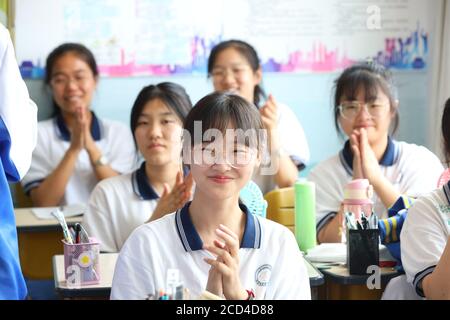 Eine Gruppe von älteren Studenten nehmen ihre letzte Lektion vor der College-Aufnahmeprüfung, die auch als Gaokao bekannt ist, um ihre Schüler erinnern l Stockfoto