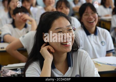 Eine Gruppe von älteren Studenten nehmen ihre letzte Lektion vor der College-Aufnahmeprüfung, die auch als Gaokao bekannt ist, um ihre Schüler erinnern l Stockfoto