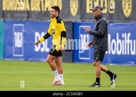 Dortmund, Deutschland. August 2020. Fußball: Bundesliga, Training von Borussia Dortmund auf dem Trainingsgelände. Raphael Guerreiro (l) und Trainer Lucien Favre kommen auf den Platz. Kredit: David Inderlied/dpa - WICHTIGER HINWEIS: Gemäß den Bestimmungen der DFL Deutsche Fußball Liga und des DFB Deutscher Fußball-Bund ist es untersagt, im Stadion und/oder aus dem Spiel aufgenommene Aufnahmen in Form von Sequenzbildern und/oder videoähnlichen Fotoserien zu nutzen oder auszunutzen./dpa/Alamy Live News Stockfoto