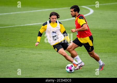 Dortmund, Deutschland. August 2020. Fußball: Bundesliga, Training von Borussia Dortmund auf dem Trainingsgelände. Nico Schulz (l.) und Emre können um den Ball kämpfen. Kredit: David Inderlied/dpa - WICHTIGER HINWEIS: Gemäß den Bestimmungen der DFL Deutsche Fußball Liga und des DFB Deutscher Fußball-Bund ist es untersagt, im Stadion und/oder aus dem Spiel aufgenommene Aufnahmen in Form von Sequenzbildern und/oder videoähnlichen Fotoserien zu nutzen oder auszunutzen./dpa/Alamy Live News Stockfoto