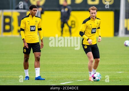 Dortmund, Deutschland. August 2020. Fußball: Bundesliga, Training von Borussia Dortmund auf dem Trainingsgelände. Jude Bellingham (l.) und Marco Reus machen eine Passübung. Kredit: David Inderlied/dpa - WICHTIGER HINWEIS: Gemäß den Bestimmungen der DFL Deutsche Fußball Liga und des DFB Deutscher Fußball-Bund ist es untersagt, im Stadion und/oder aus dem Spiel aufgenommene Aufnahmen in Form von Sequenzbildern und/oder videoähnlichen Fotoserien zu nutzen oder auszunutzen./dpa/Alamy Live News Stockfoto