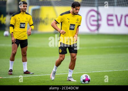 Dortmund, Deutschland. August 2020. Fußball: Bundesliga, Training von Borussia Dortmund auf dem Trainingsgelände. Mahmoud Dahoud (l) und Emre können eine Praxis machen. Kredit: David Inderlied/dpa - WICHTIGER HINWEIS: Gemäß den Bestimmungen der DFL Deutsche Fußball Liga und des DFB Deutscher Fußball-Bund ist es untersagt, im Stadion und/oder aus dem Spiel aufgenommene Aufnahmen in Form von Sequenzbildern und/oder videoähnlichen Fotoserien zu nutzen oder auszunutzen./dpa/Alamy Live News Stockfoto