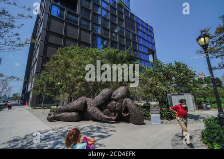 New York, Usa. August 2020. Massive Gorilla-Skulptur von Gillie und Marc Schattner im Bella Abzug Park von Hudson Yards. Das neue Werk mit dem Titel King Nyani (Swahili-Wort für Gorilla) passt eindrucksvoll zwei bis drei Menschen in seine Hand. Kredit: SOPA Images Limited/Alamy Live Nachrichten Stockfoto