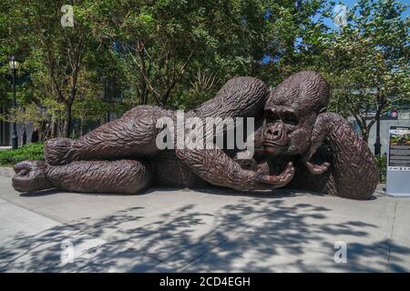 New York, Usa. August 2020. Massive Gorilla-Skulptur von Gillie und Marc Schattner im Bella Abzug Park von Hudson Yards. Das neue Werk mit dem Titel King Nyani (Swahili-Wort für Gorilla) passt eindrucksvoll zwei bis drei Menschen in seine Hand. Kredit: SOPA Images Limited/Alamy Live Nachrichten Stockfoto