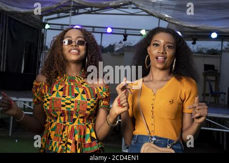 Ein paar junge afrikanische Frauen tanzen und genießen ein Konzert Spät in die Nacht Stockfoto