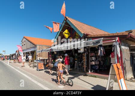 Hourtin Plage, Frankreich:Restaurants, Geschäfte, Erfrischungsbars und eine Surfschule befinden sich in einer Strandstraße Stockfoto