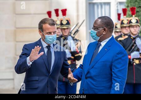 Paris, Frankreich. August 2020. Der französische Präsident Emmanuel Macron (L) begrüßt den senegalesischen Präsidenten Macky Sall am 26. August 2020 im Elysée-Palast in Paris. Quelle: Aurelien Morissard/Xinhua/Alamy Live News Stockfoto