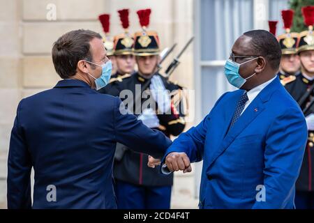 Paris, Frankreich. August 2020. Der französische Präsident Emmanuel Macron (L) begrüßt den senegalesischen Präsidenten Macky Sall am 26. August 2020 im Elysée-Palast in Paris. Quelle: Aurelien Morissard/Xinhua/Alamy Live News Stockfoto