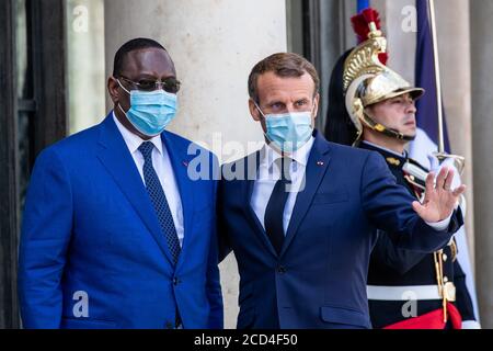 Paris, Frankreich. August 2020. Der französische Präsident Emmanuel Macron (R) begrüßt den senegalesischen Präsidenten Macky Sall am 26. August 2020 im Elysée-Palast in Paris. Quelle: Aurelien Morissard/Xinhua/Alamy Live News Stockfoto